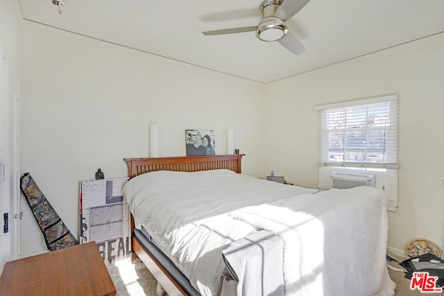 bedroom with ceiling fan