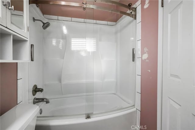 bathroom with bathtub / shower combination