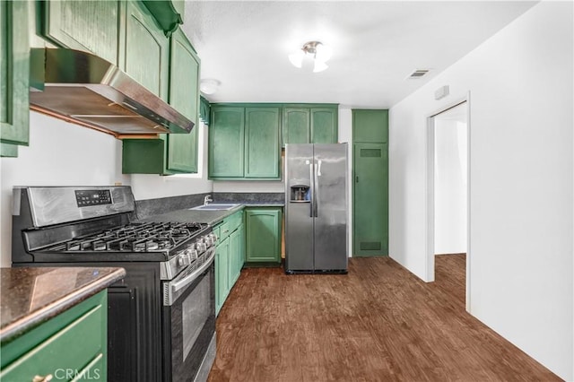 kitchen featuring dark wood-type flooring, stainless steel appliances, sink, and green cabinets