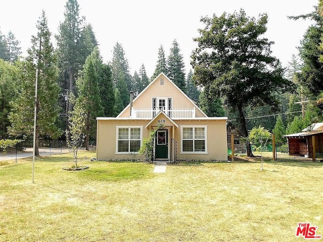 view of front of property with a front yard