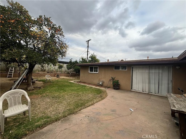 view of yard featuring a patio