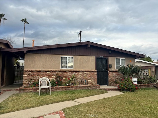 view of front of home featuring a front yard