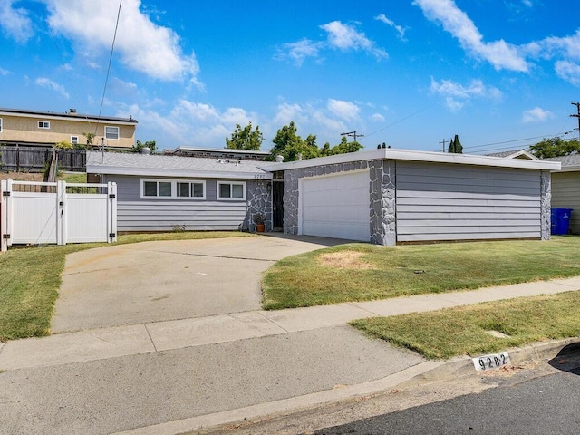 view of front facade featuring a garage and a front yard