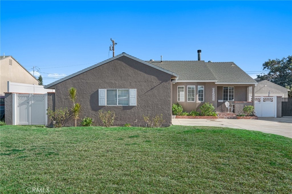 single story home featuring a front lawn