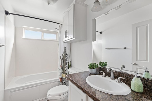 full bathroom featuring shower / tub combo with curtain, vanity, and toilet