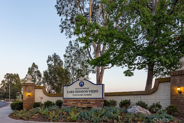 view of community / neighborhood sign