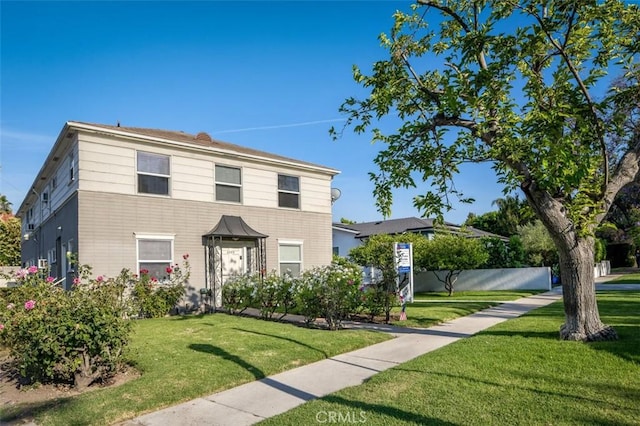 view of front of home featuring a front lawn