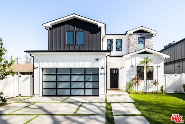 view of front facade with a garage and a front yard