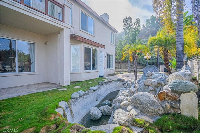 view of yard featuring a patio area