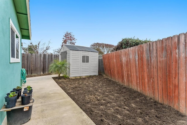 view of yard with a shed