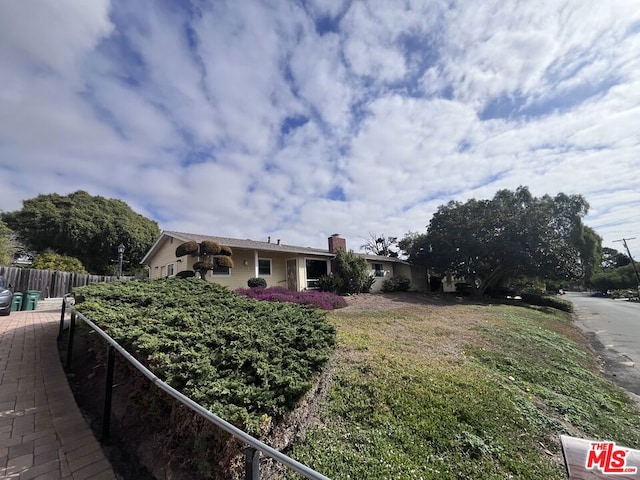 view of front facade featuring a front yard