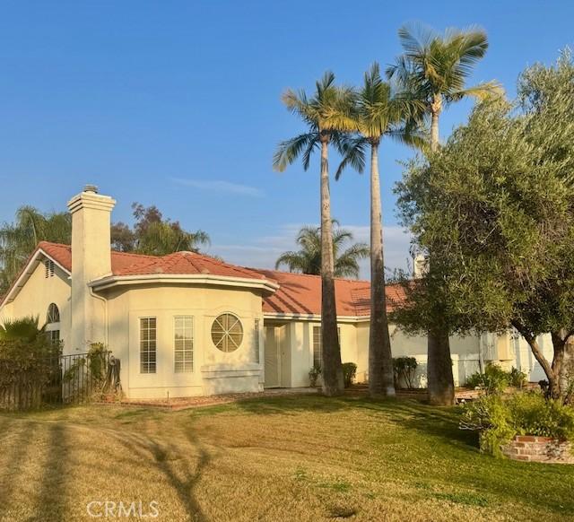 back of house featuring a lawn