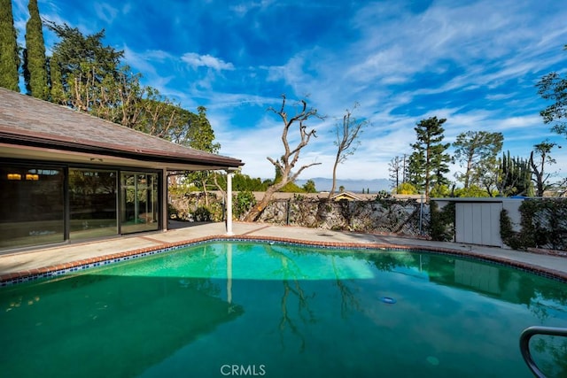 view of swimming pool