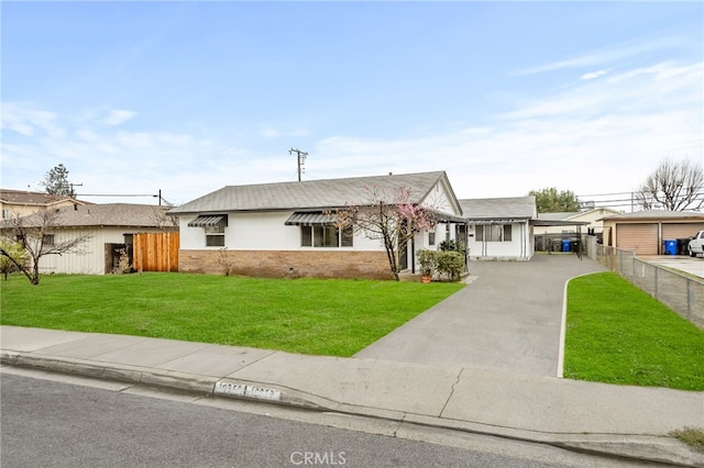 ranch-style house featuring a front yard