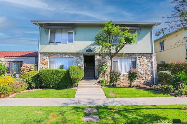 view of front of property with a front yard