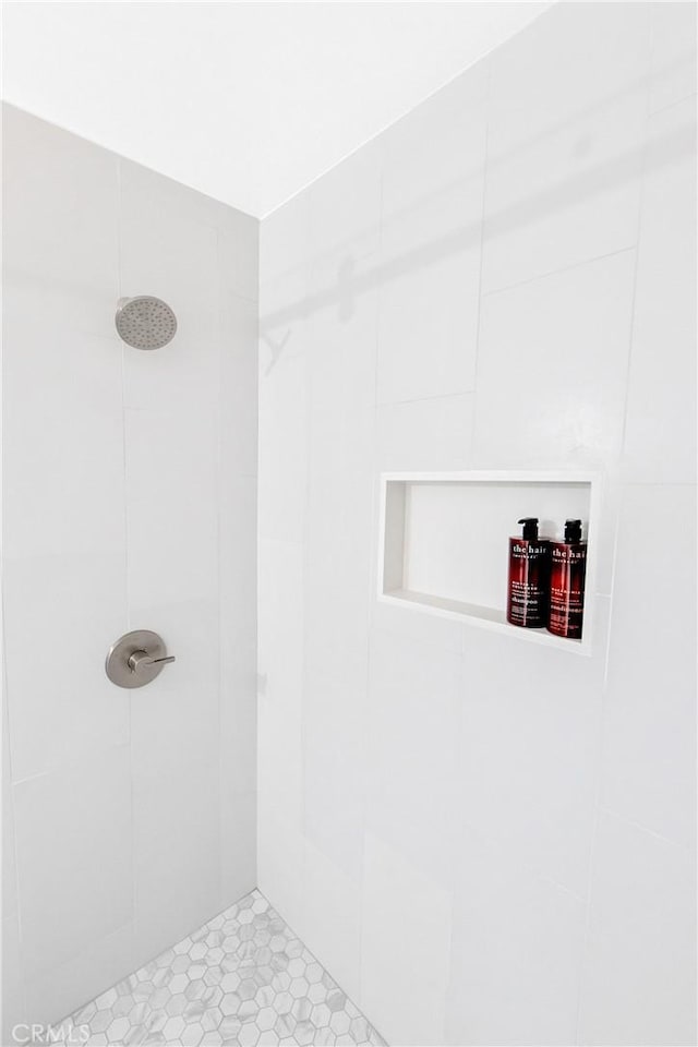 bathroom featuring a tile shower