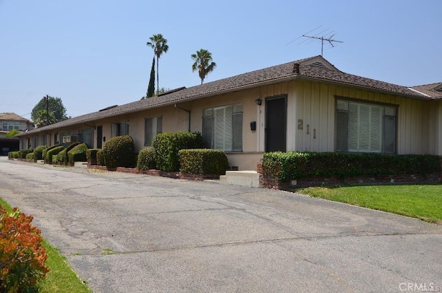 single story home featuring a front yard