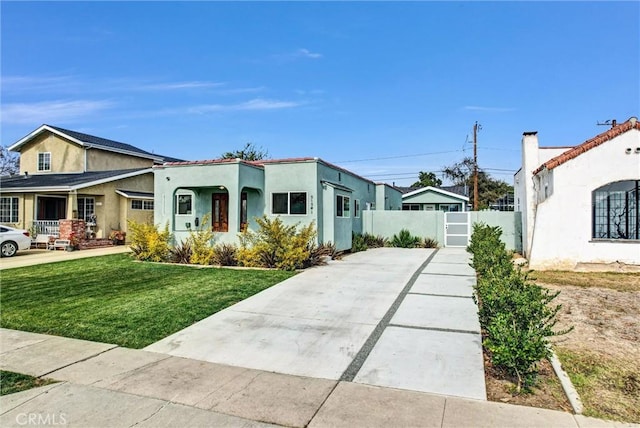 view of front of house featuring a front lawn