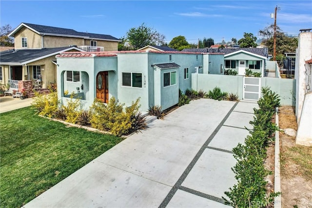 view of front of house featuring a front lawn