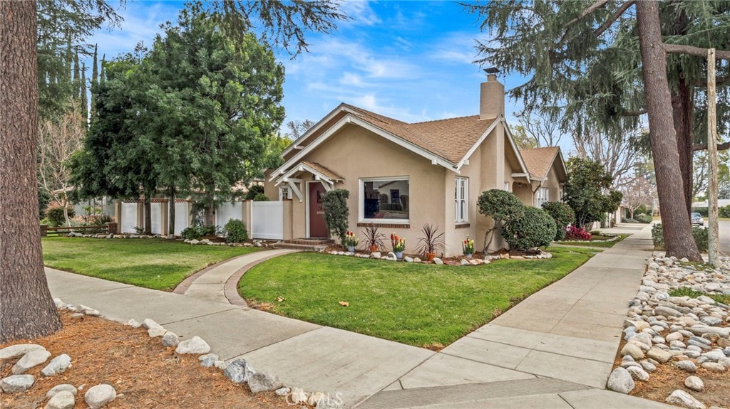 view of front of property featuring a front lawn