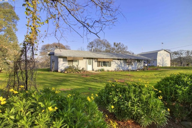 view of front facade with a front lawn