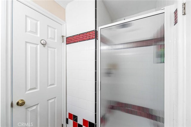 bathroom featuring a tile shower