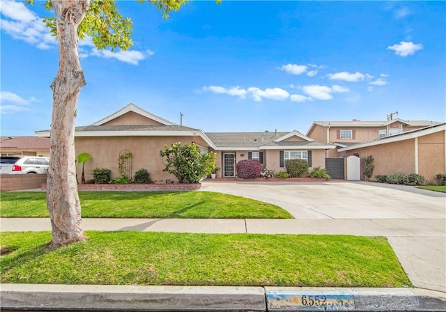 ranch-style house featuring a front lawn