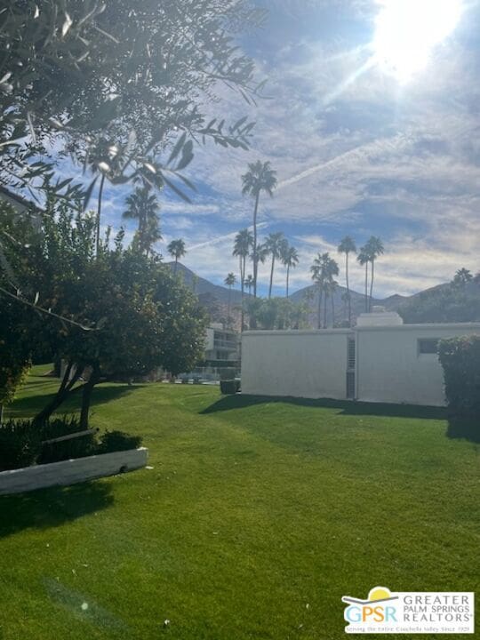 view of yard featuring a mountain view