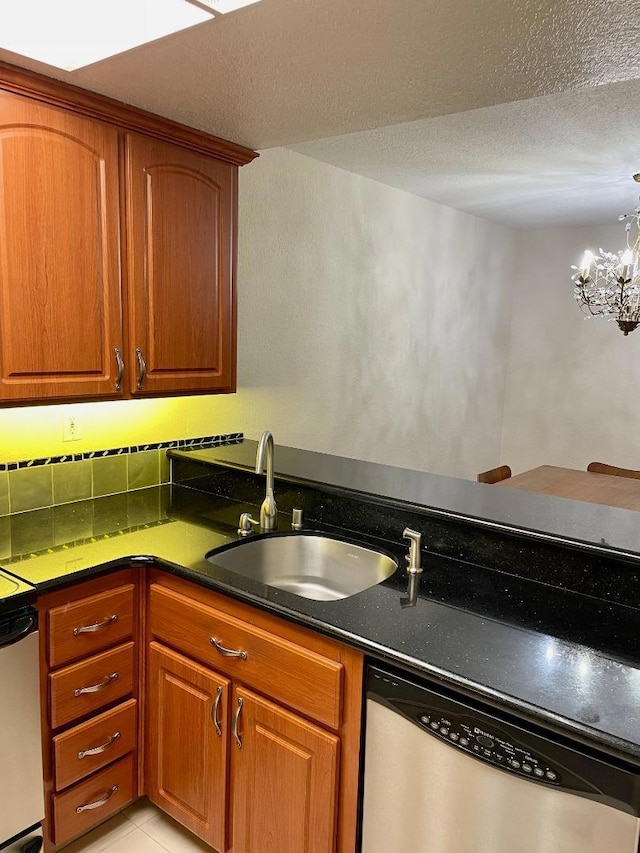 kitchen featuring sink, a chandelier, a textured ceiling, stainless steel dishwasher, and stove