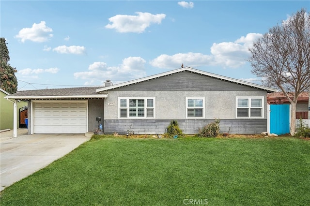 view of front facade featuring a garage and a front yard