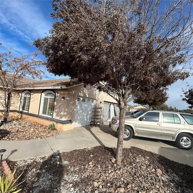 view of front facade featuring a garage