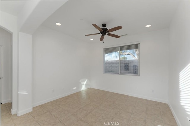 empty room featuring plenty of natural light and ceiling fan