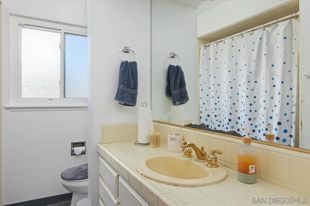 bathroom featuring a shower with curtain, vanity, and toilet