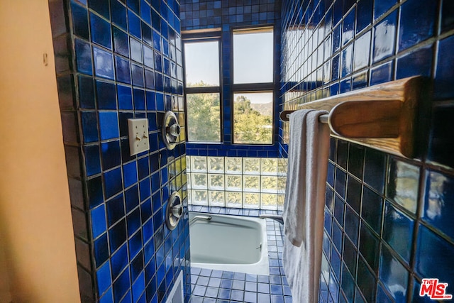 bathroom featuring tile walls