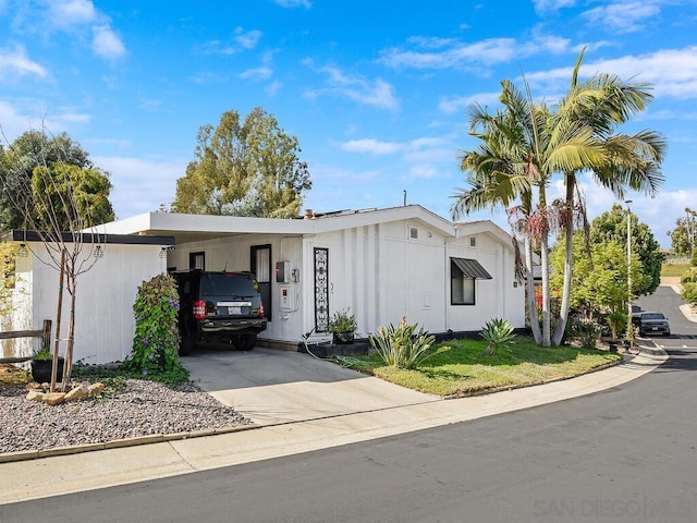 manufactured / mobile home featuring a carport