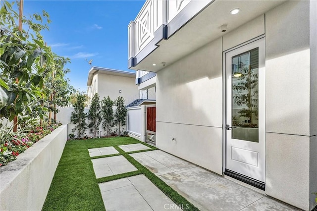 view of yard with a patio