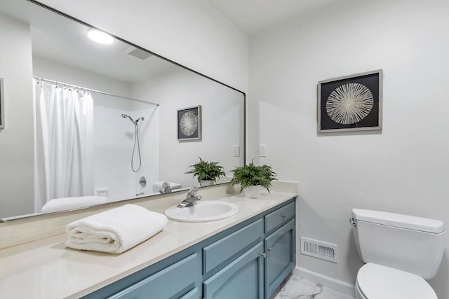 bathroom with a shower with curtain, vanity, and toilet