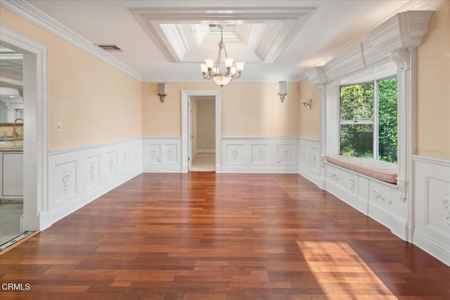 spare room with dark hardwood / wood-style floors, sink, ornamental molding, a notable chandelier, and a tray ceiling