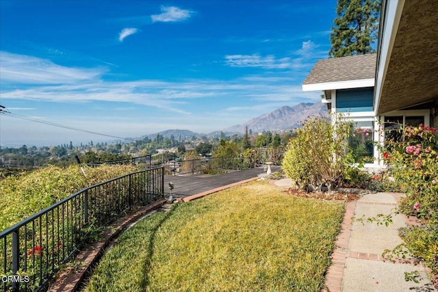 view of yard featuring a mountain view