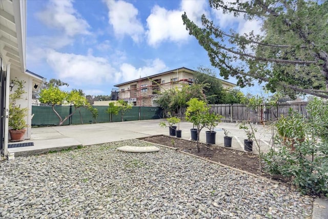 view of yard featuring a patio