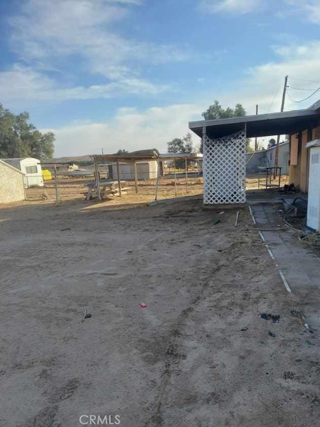 view of yard with an outdoor structure