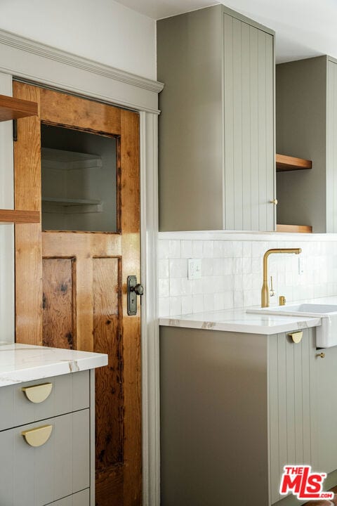 bathroom featuring sink and backsplash