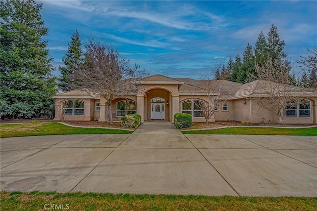 view of front of property with a front lawn