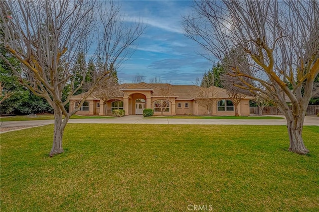 view of front of property featuring a front yard