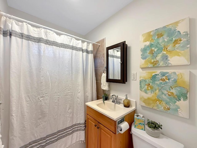 bathroom with a shower with curtain, vanity, and toilet