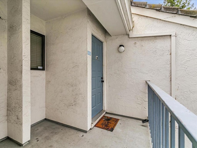 property entrance featuring a balcony