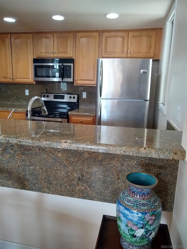 kitchen featuring tasteful backsplash and appliances with stainless steel finishes