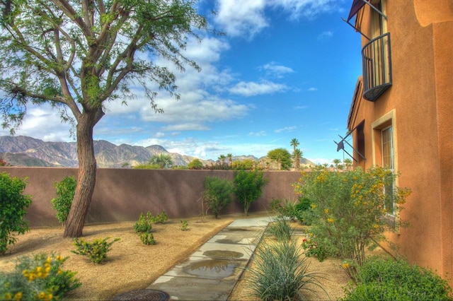 view of yard featuring a mountain view