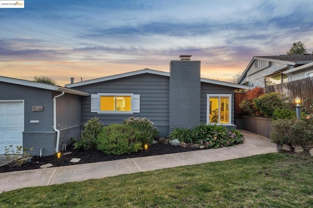 view of front of house featuring a lawn