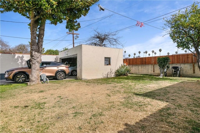 view of yard with an outbuilding